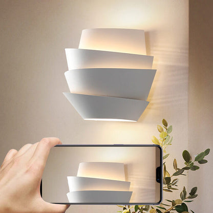Lámpara de Pared de Diseño Nórdico con Iluminación Doble en Metal