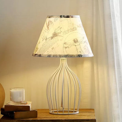Lámpara de Mesa Chic de Metal con Pantalla Cónica
