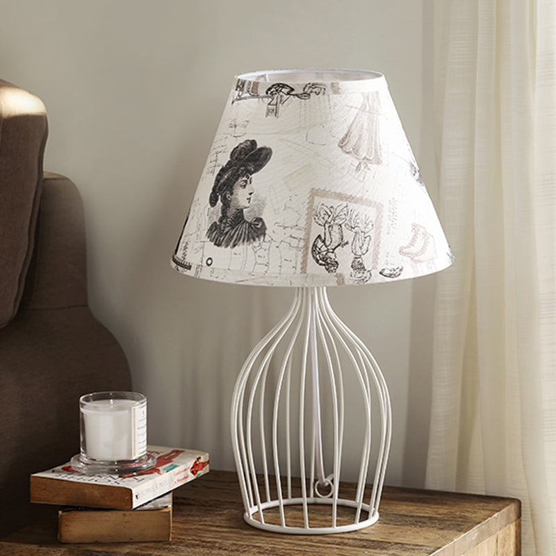 Lámpara de Mesa Chic de Metal con Pantalla Cónica