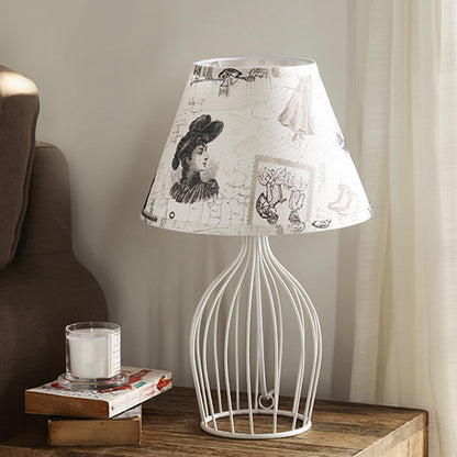 Lámpara de Mesa Chic de Metal con Pantalla Cónica