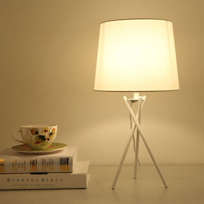 Lámpara de Mesa Elegante con Pantalla de Tela