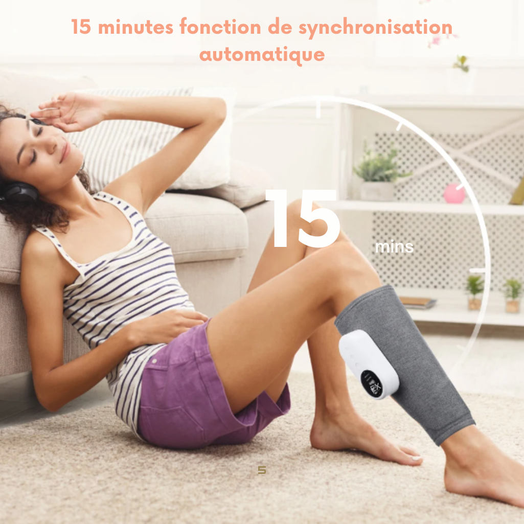 Femme utilisant un masseur pour mollets avec fonction de synchronisation automatique de 15 minutes. Elle est assise sur le sol, détendue, avec des écouteurs sur les oreilles.