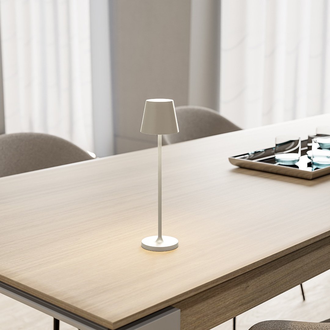 Lámpara LED Compacta con Pantalla Táctil y Larga Duración